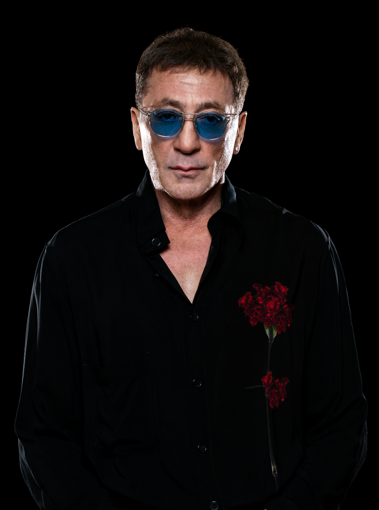Григорий Лепс в чёрной рубашке и синих очках