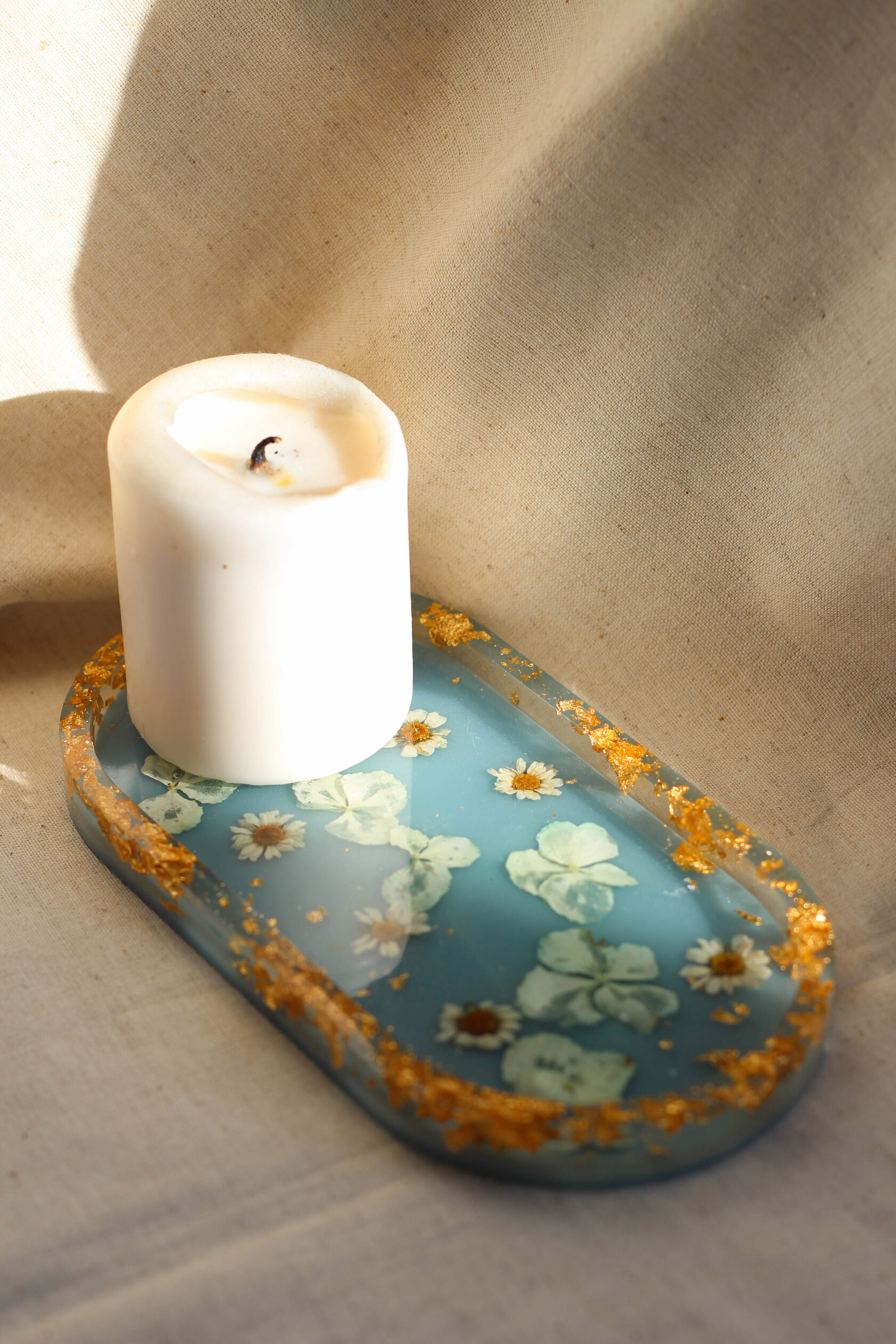 Овальный подиум из эпоксидной смолы голубого цвета с натуральными цветами