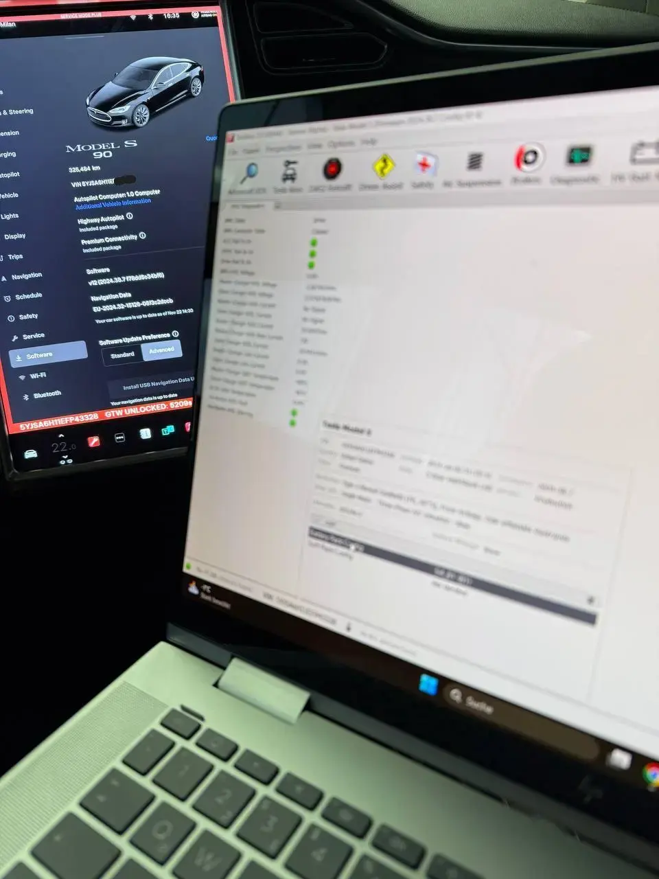 Programmierung des Tesla nach Akku-Upgrade am PC in der Werkstatt e-mobilwerkstatt.de