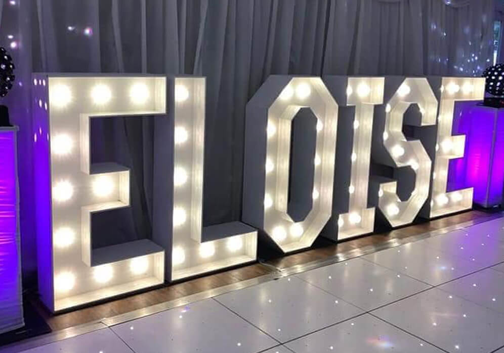 Вывеска с лампочками на мероприятие 