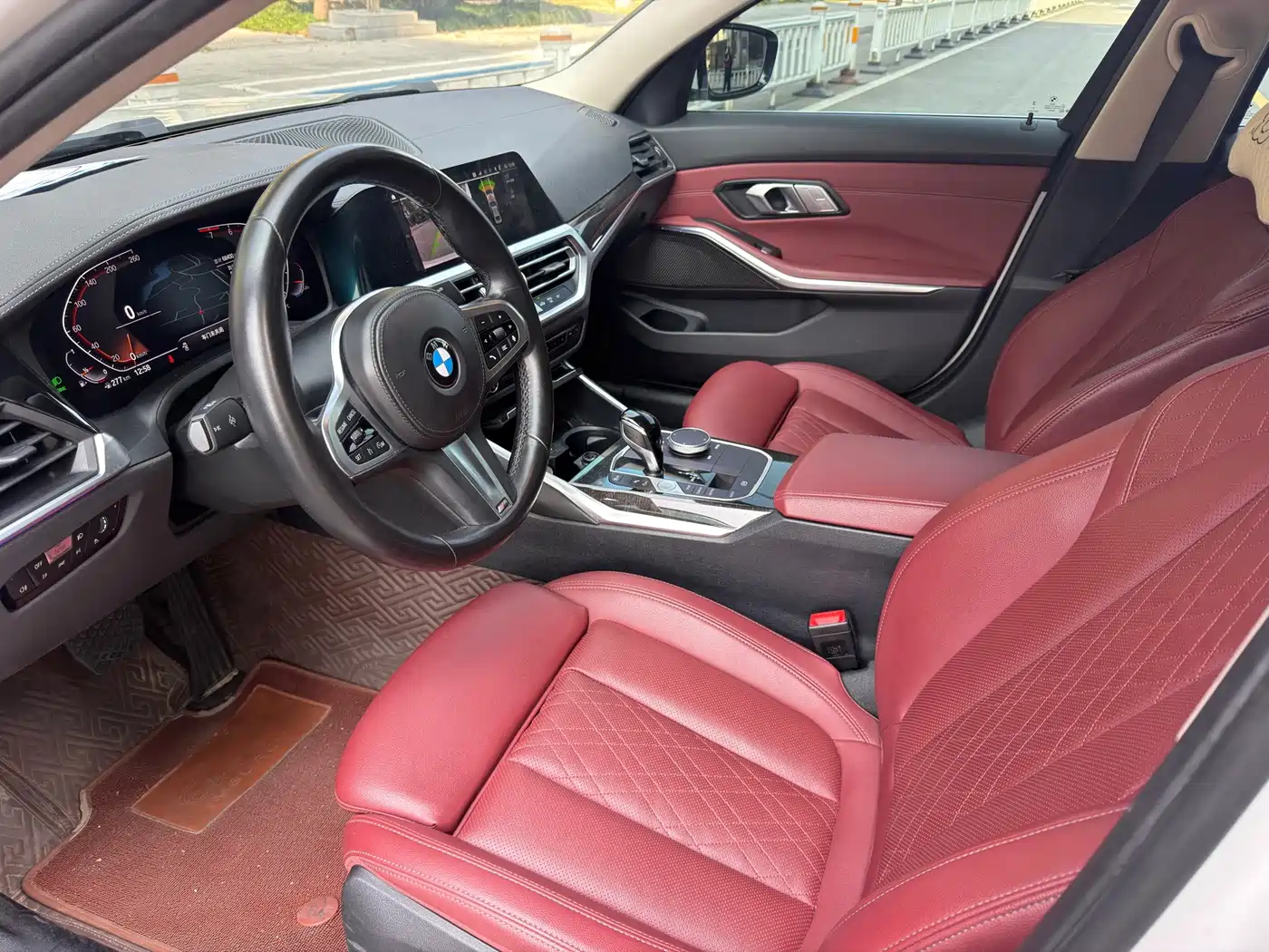 BMW 325Li G28 2022 M Sport Package — красные передние сиденья, руль и центральная консоль