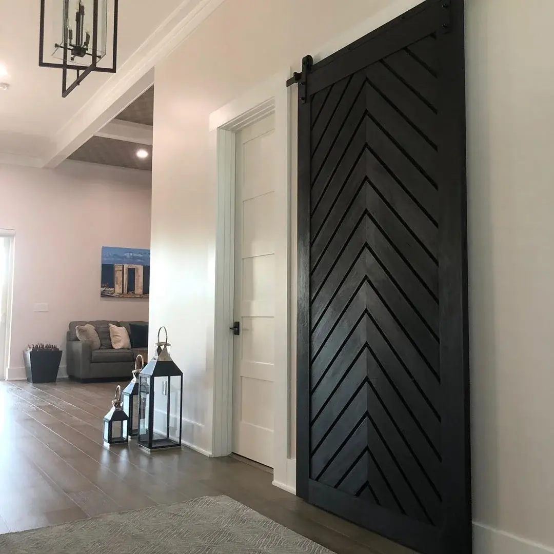 Черная межкомнатная дверь из массива в интерьере