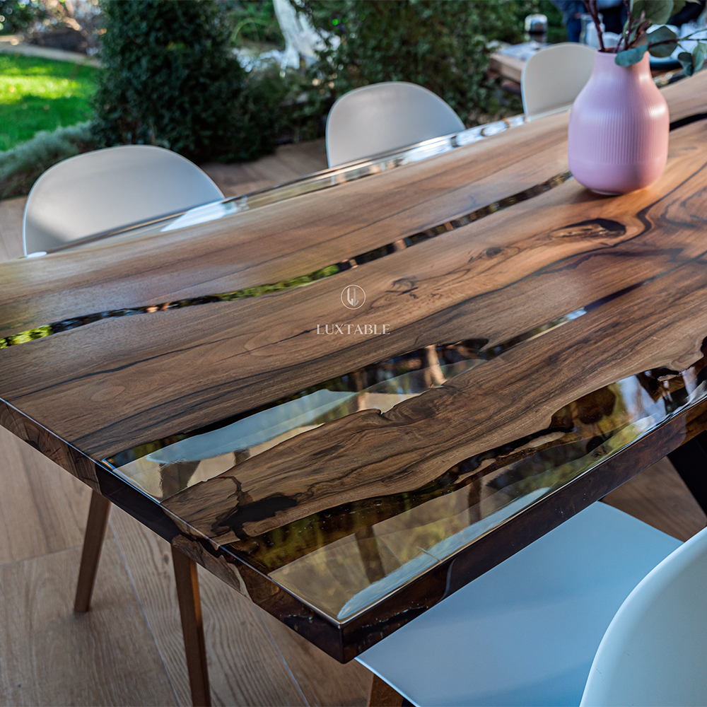 Epoxidharz Tische Alagoas aus europäischem Nussbaum und hellblauem Epoxidharz mit Metallic Effekt