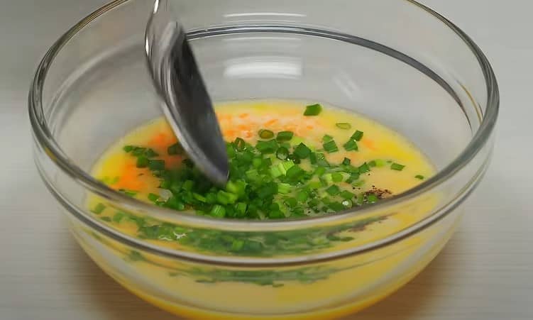 Приготовление японского омлета тамагояки с овощами: шаг 3