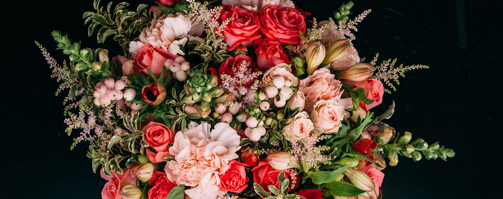 Флористическая композиция с акцентом на красоту и утонченность