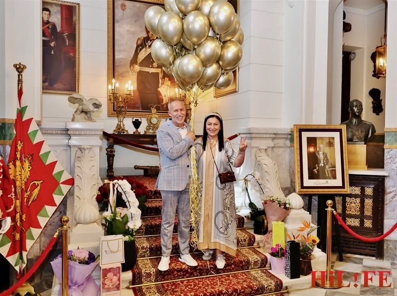 Мирела Ненчова и нейния кавалер оптразнуваха 33 години SSG с „Alice in Wonderland“парти в Двореца Врана