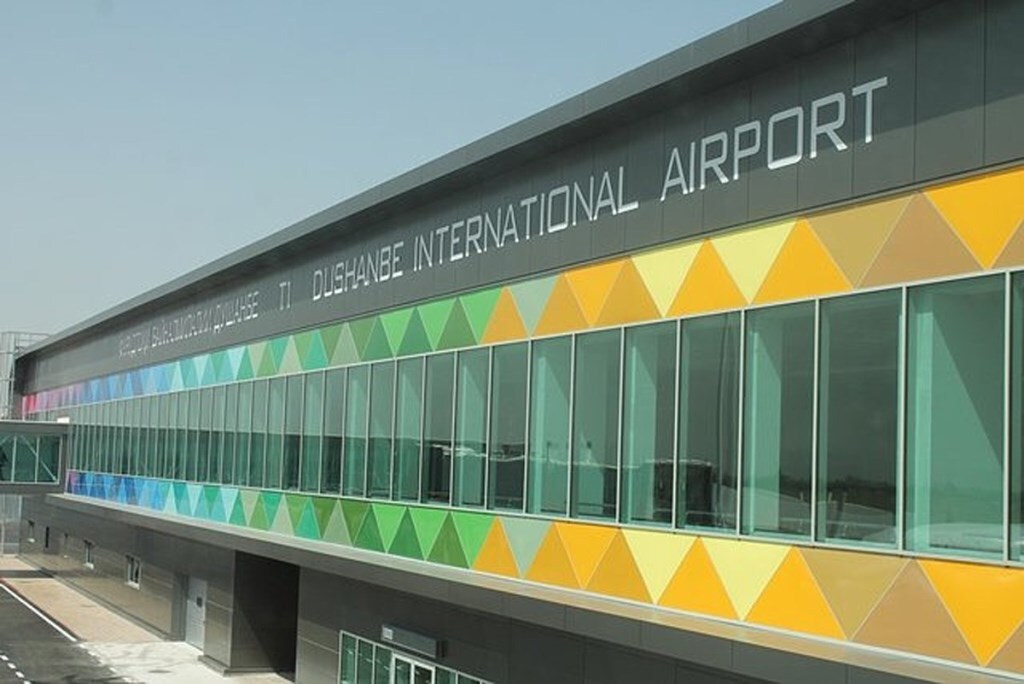 Душанбе аэропорт новый. Самолет и аэропорт. Dushanbe international airport. Новый аэропорт в таджикистане. Султанат маскат аэропорт.