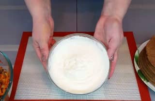 Приготовление печеночного торта из куриной печени с морковью и луком: шаг 11