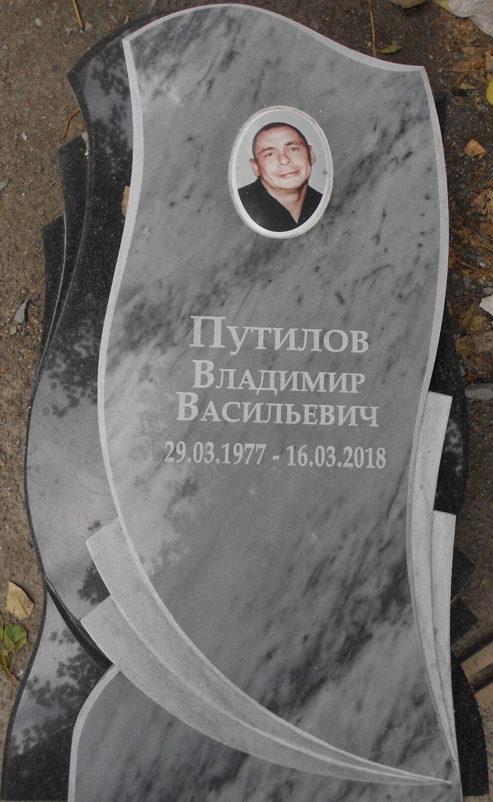 Памятник из Уфалейского мрамора с вырубной формой &quot;Тюльпан&quot; и пртром на фотоэмали, размер 1000х500х60