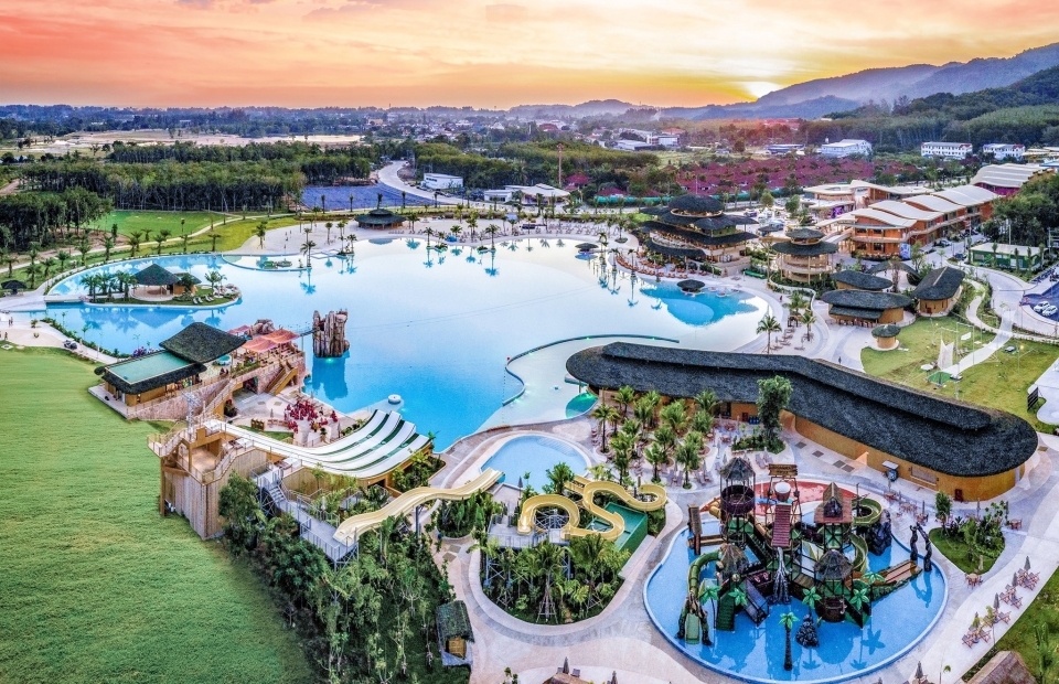 Blue Tree Phuket — это не просто пляжный клуб, а целый комплекс развлечений и отдыха, расположенный в районе Чернгталай на Пхукете. Этот уникальный проект сочетает в себе искусственные лагуны с кристально чистой водой, стильные зоны для отдыха, рестораны 