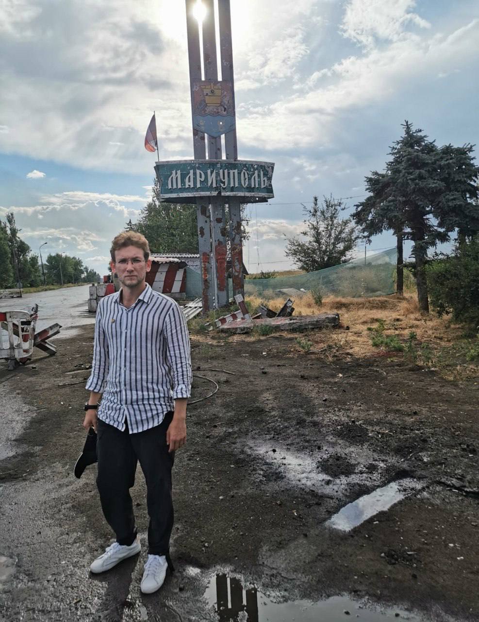 Роман Сорокин, лауреат премии «Поэт года», во время поездки в Мариуполь. На заднем плане — монумент «Стелла Мариуполь»&amp;amp;amp;quot;