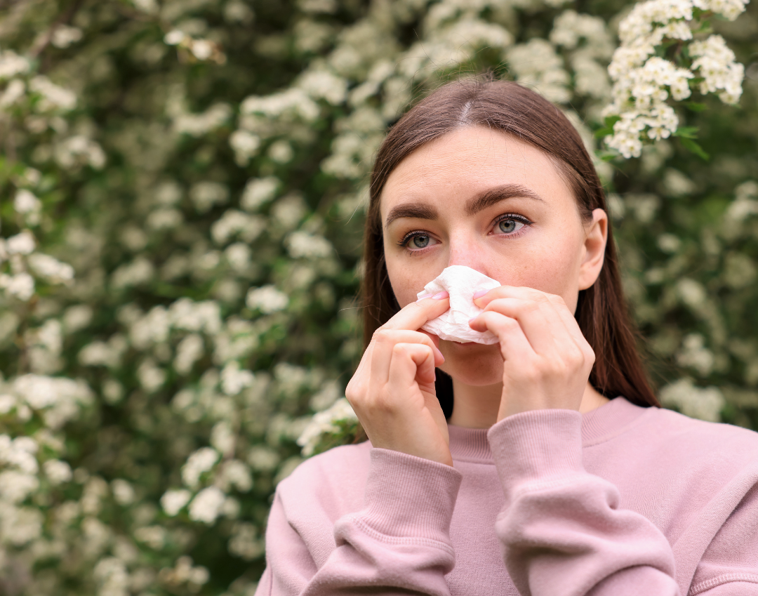 Mujer con boca seca por alergia de primavera