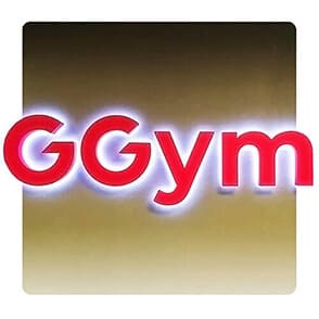 Вывеска Gym с контражурной подсветкой