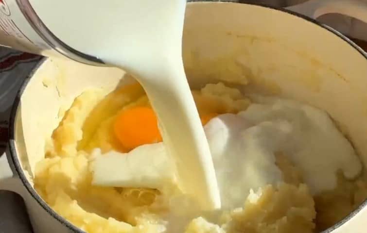 Приготовление картофельных блинов на молоке: шаг 3