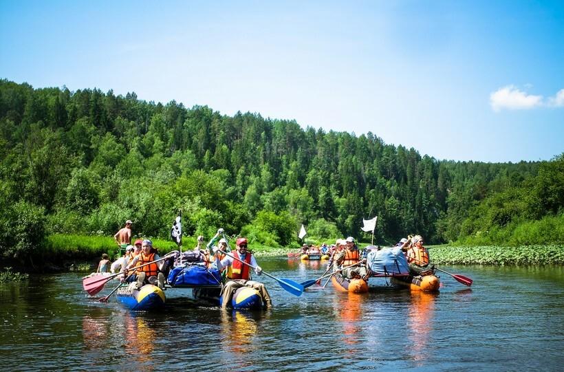 Катамаран на реке фото