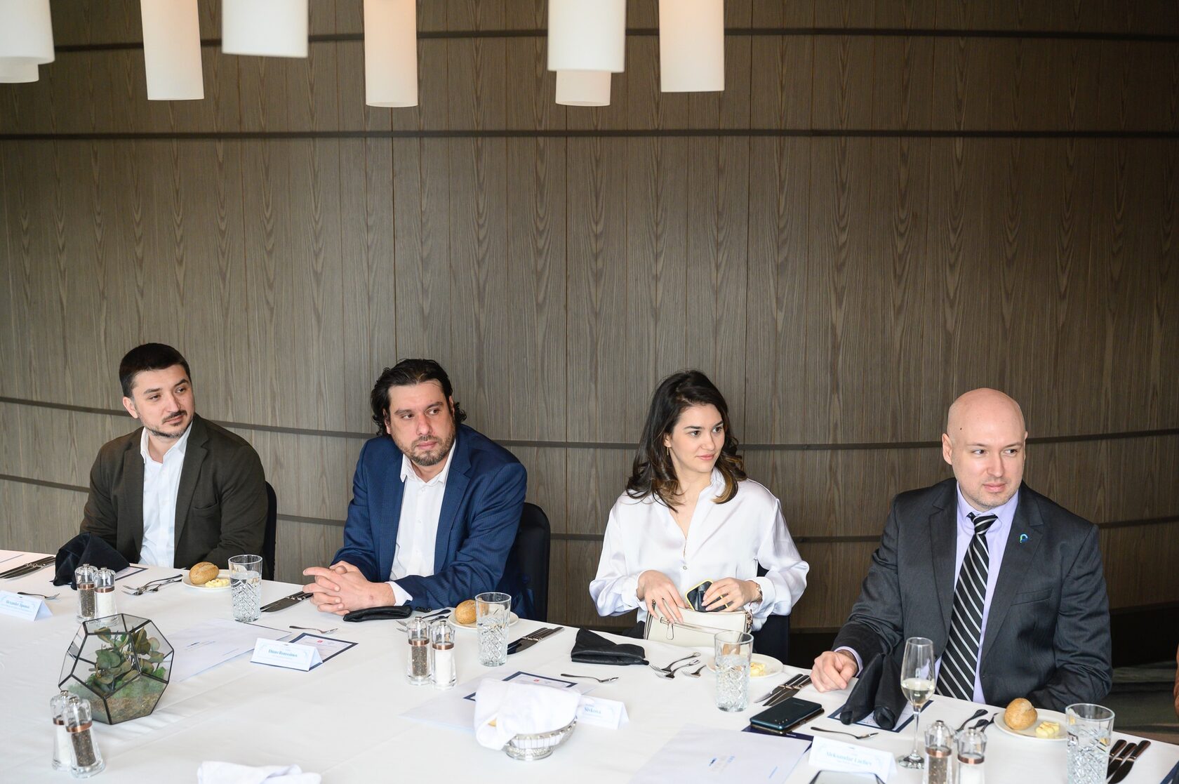 Предприемачи и изпълнителни директори в разговор по време на CEO Only Lunch на Максим Бехар в Hilton Sofia