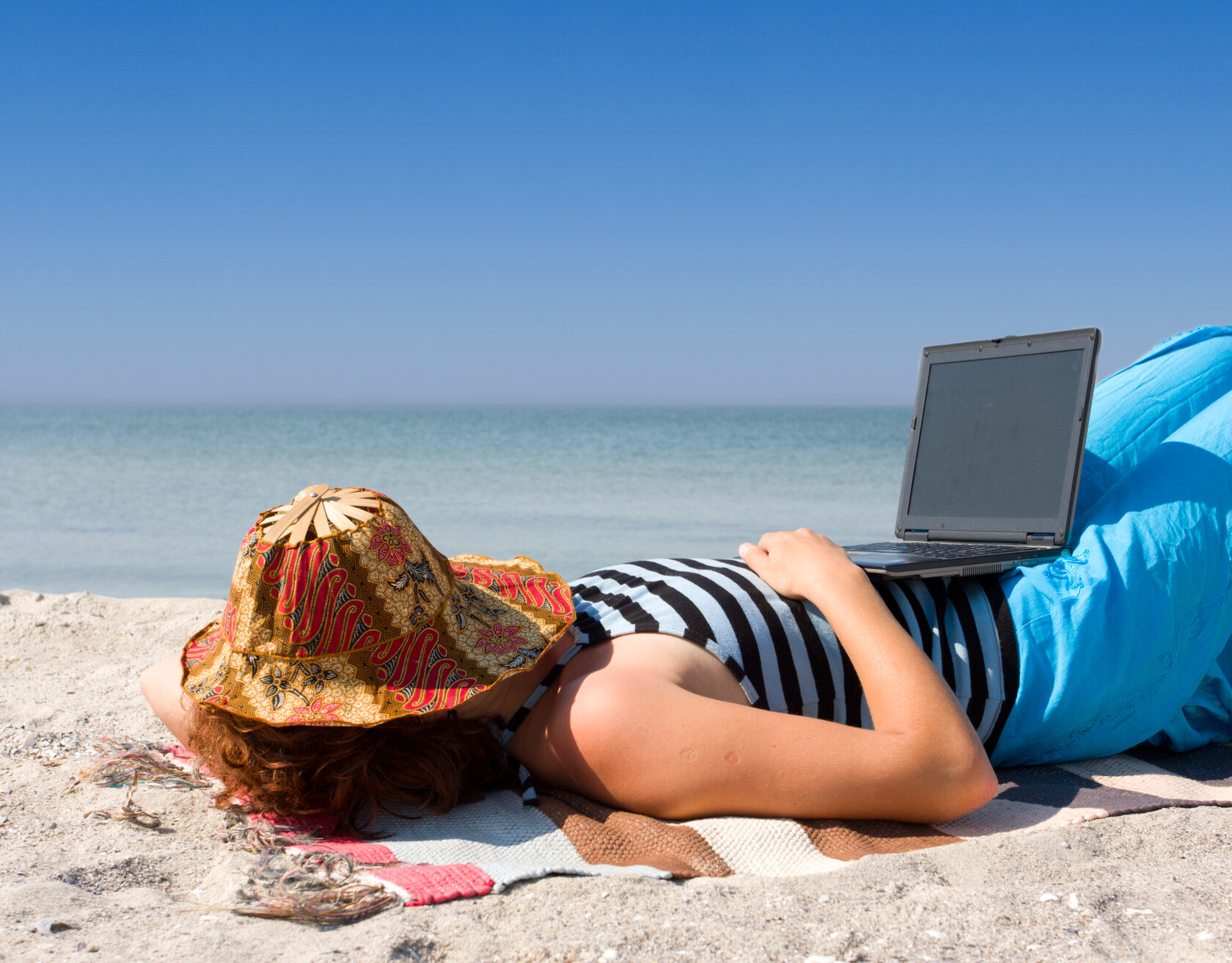 Уставшие туристы. Отдыхать на море. Девушка с ноутбуком на пляже. Отпуск у моря. Лето отпуск.