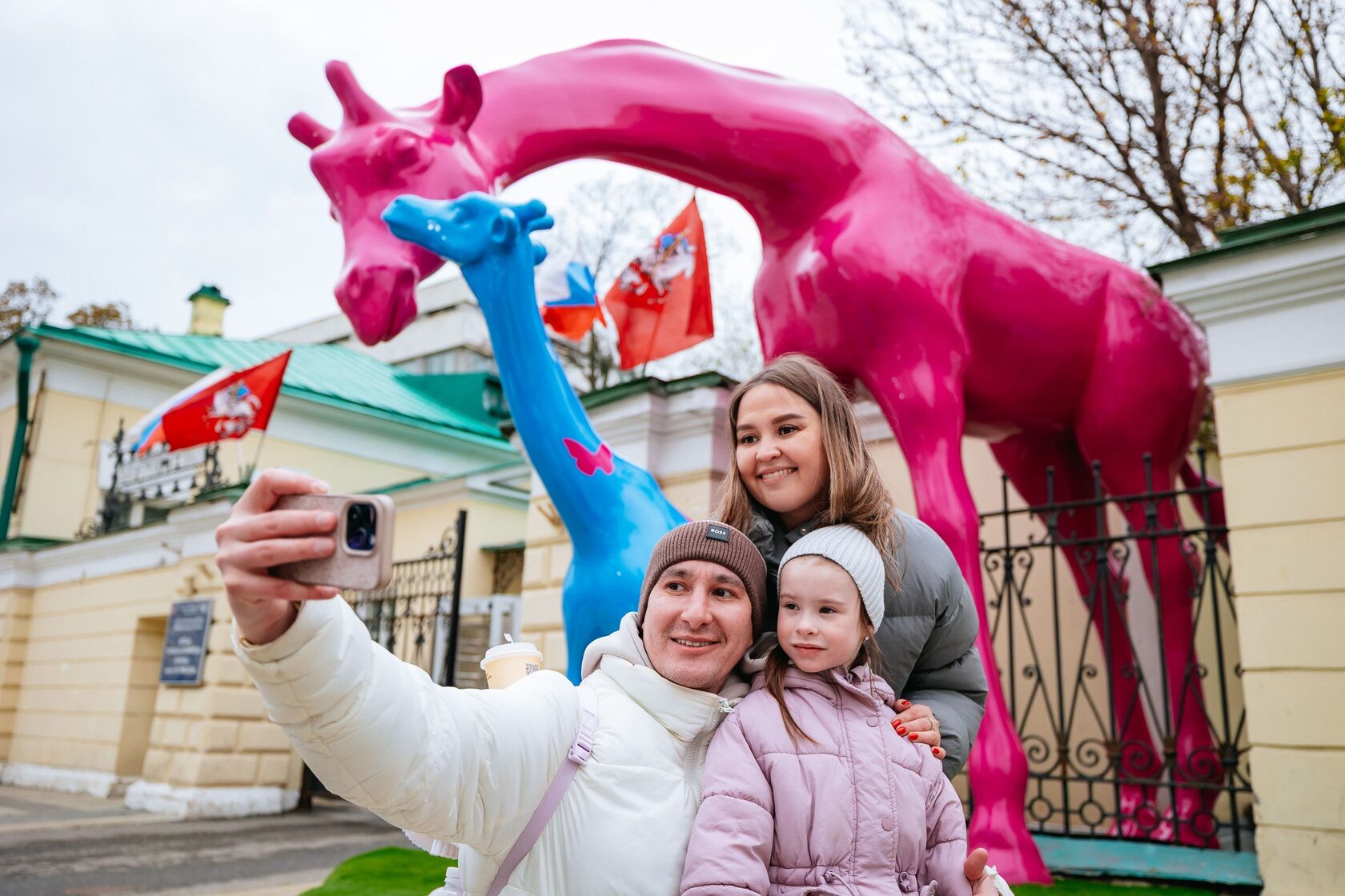 Семья фотографируется с арт-объектом Семейство жирафов в Филатовской больнице Москвы