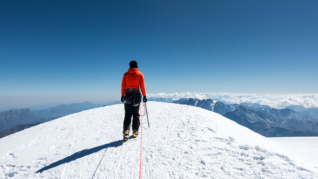 Альпинист на вершине горы