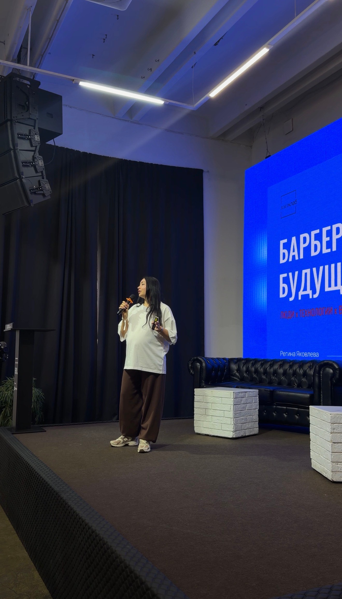 Регина Яковлева во время выступления, сцена, аудитория — Лоял Клаб на Russian Barber Week 2026