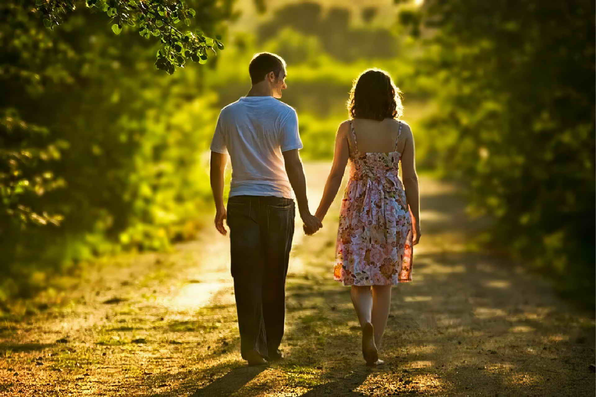 Бредущая рядом. Парень и девушка идут за руку. Мужчина и женщина на природе. Идут за руку влюбленные. Мужчина и женщина гуляют.
