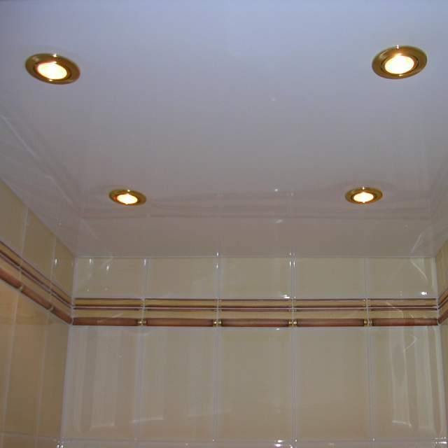 Матовый потолок в гостиной