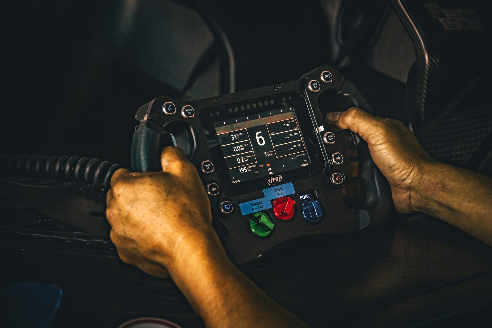 Механик проводит компьютерную диагностику через планшет и OBD-сканер