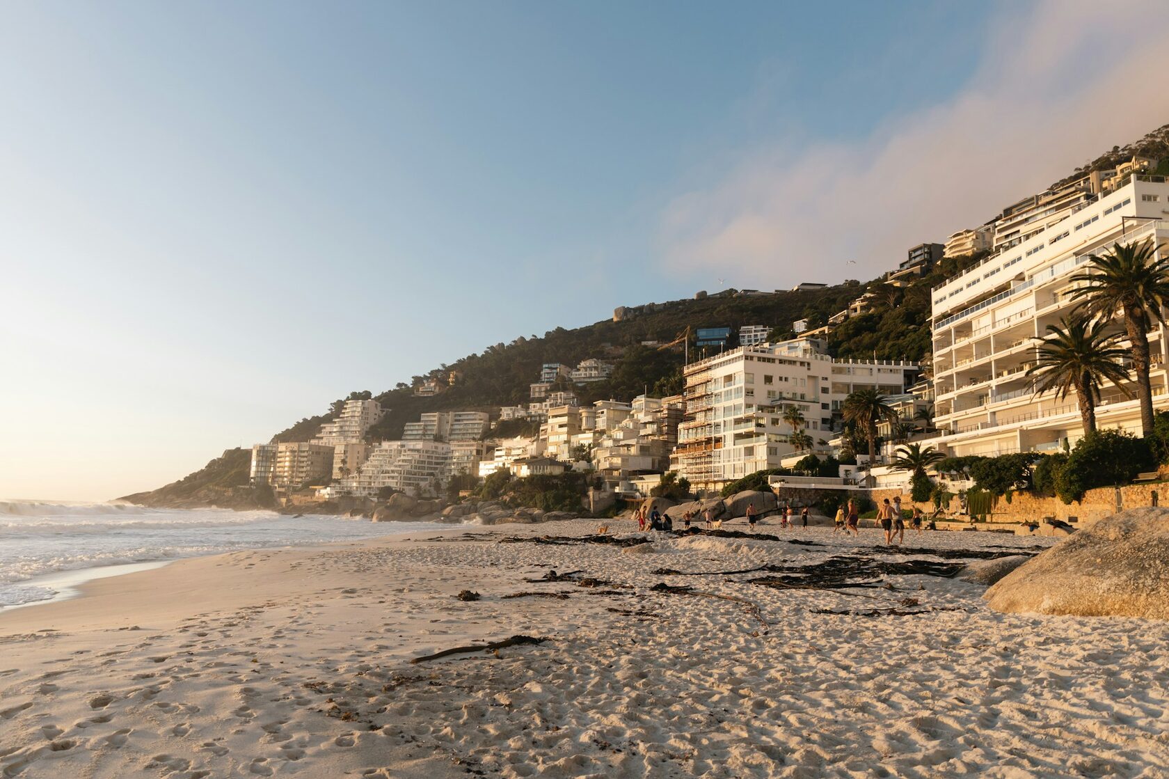Пляж Clifton 4th Beach с гранитными валунами