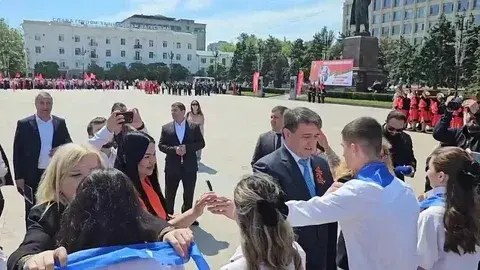 подвязывание галстука участнику Движения Первых парад в Махачкале