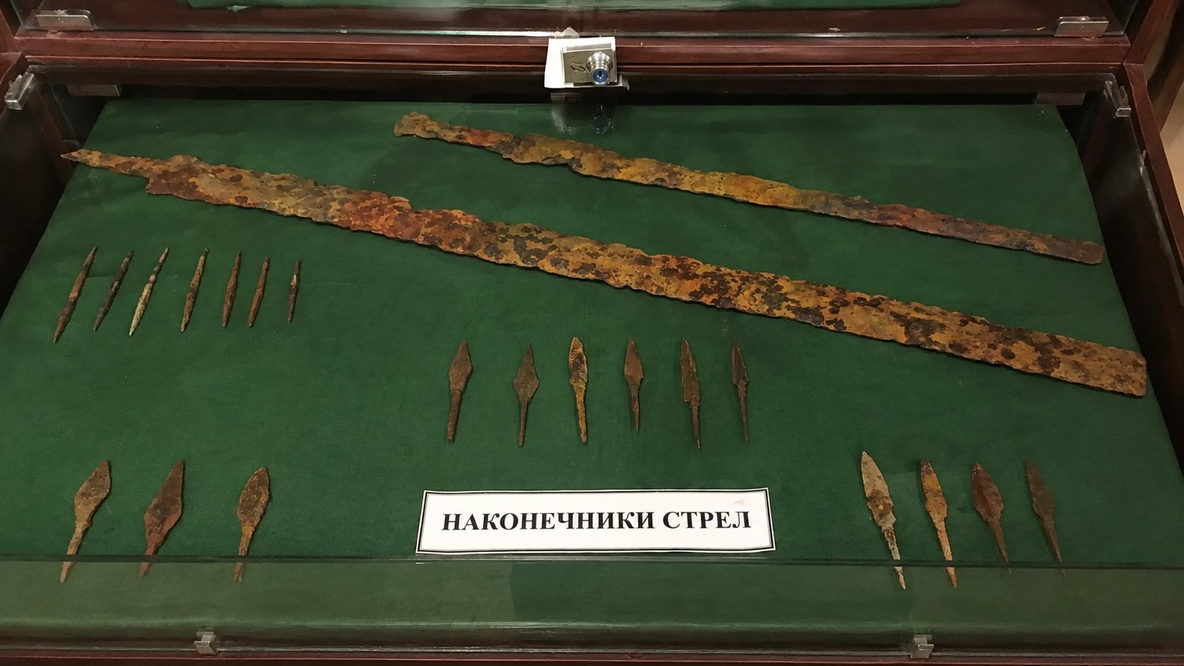 Стеллаж с наконечниками стрел скифов в Должанской