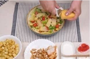 Приготовление салата «Цезарь» с курицей и сухариками: шаг 10