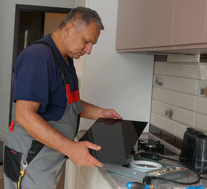 Олег - мастер по ремонту стиральных машин с 12-летним опытом