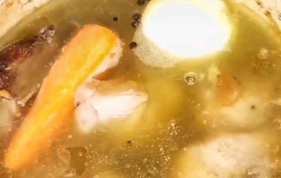 Приготовление холодца в банках: шаг 3