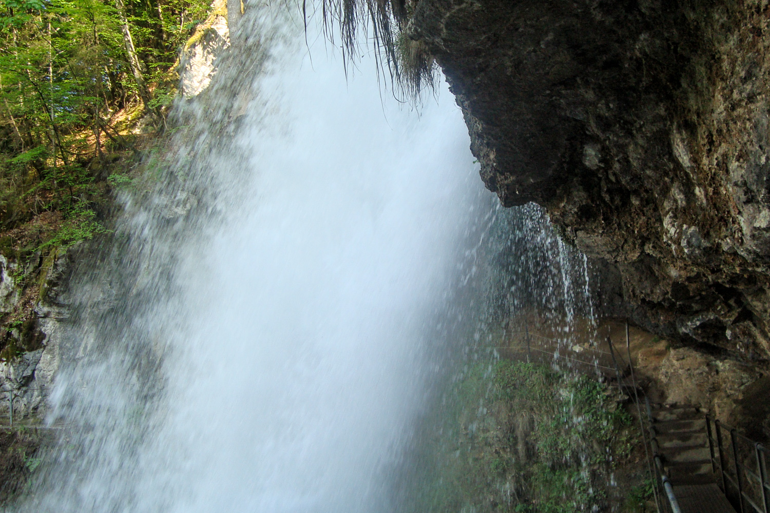 Откуда водопад. Водопад Жемчужина Саян. Водопад Жемчужина Северная Осетия. Долина водопадов Верея. Долина водопадов Сочи экскурсии.