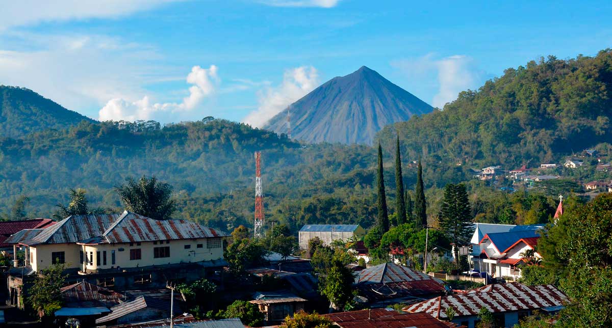 Вулкан Энде на острове Флорес рядом с городом Баджава, Индонезия
