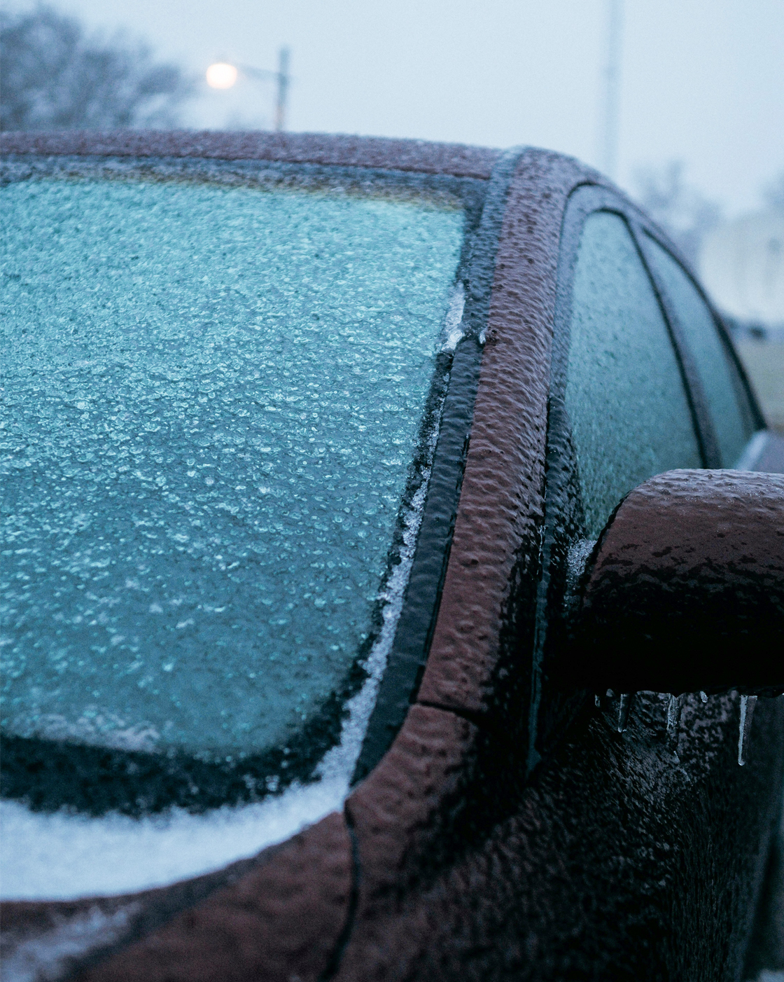 Как убрать лед со стекла, не оставив царапин