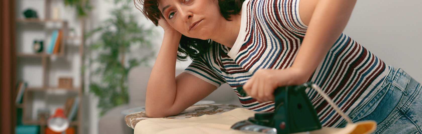 Глажка одежды дома: утомительная бытовая рутина и источник раздражения.