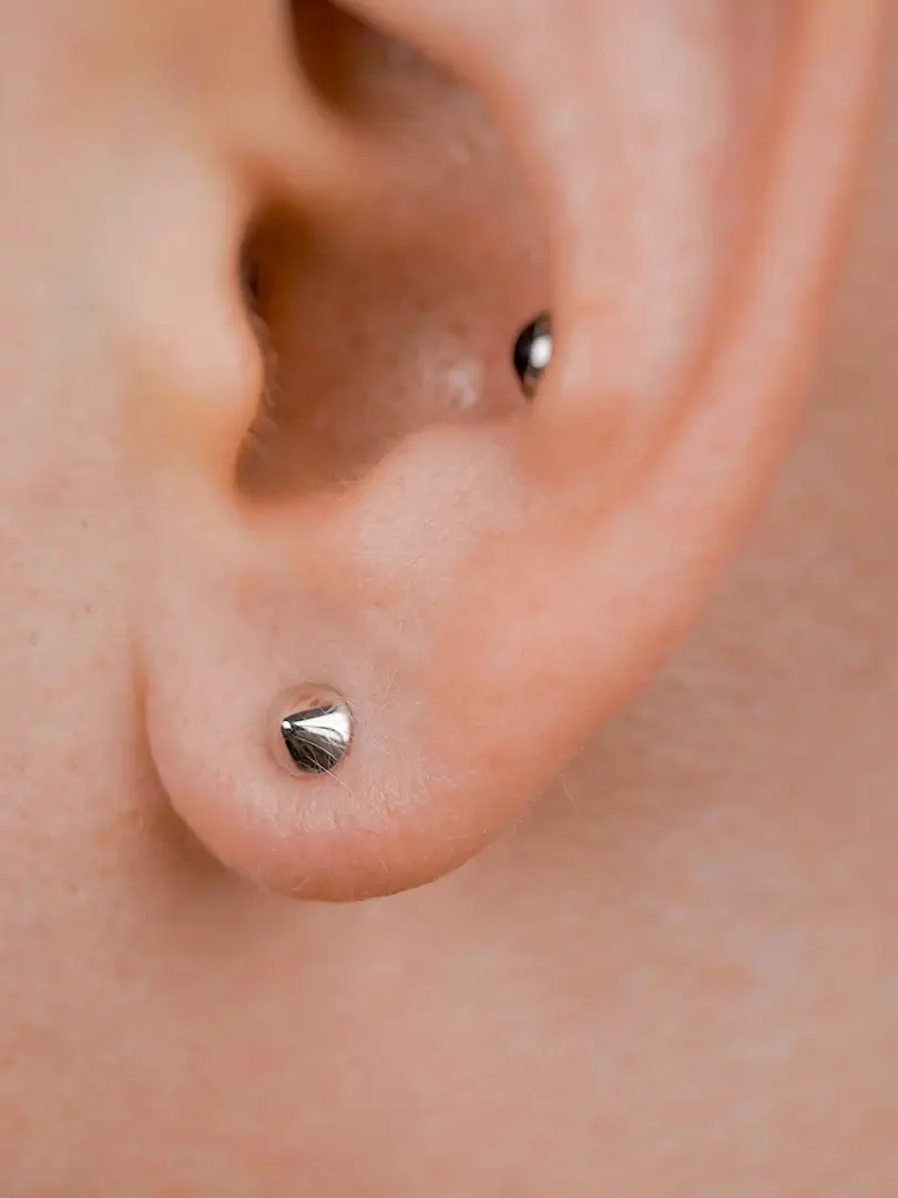 Пирсинг мочки уха на одном ухе