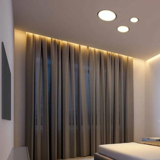 Матовый потолок в гостиной