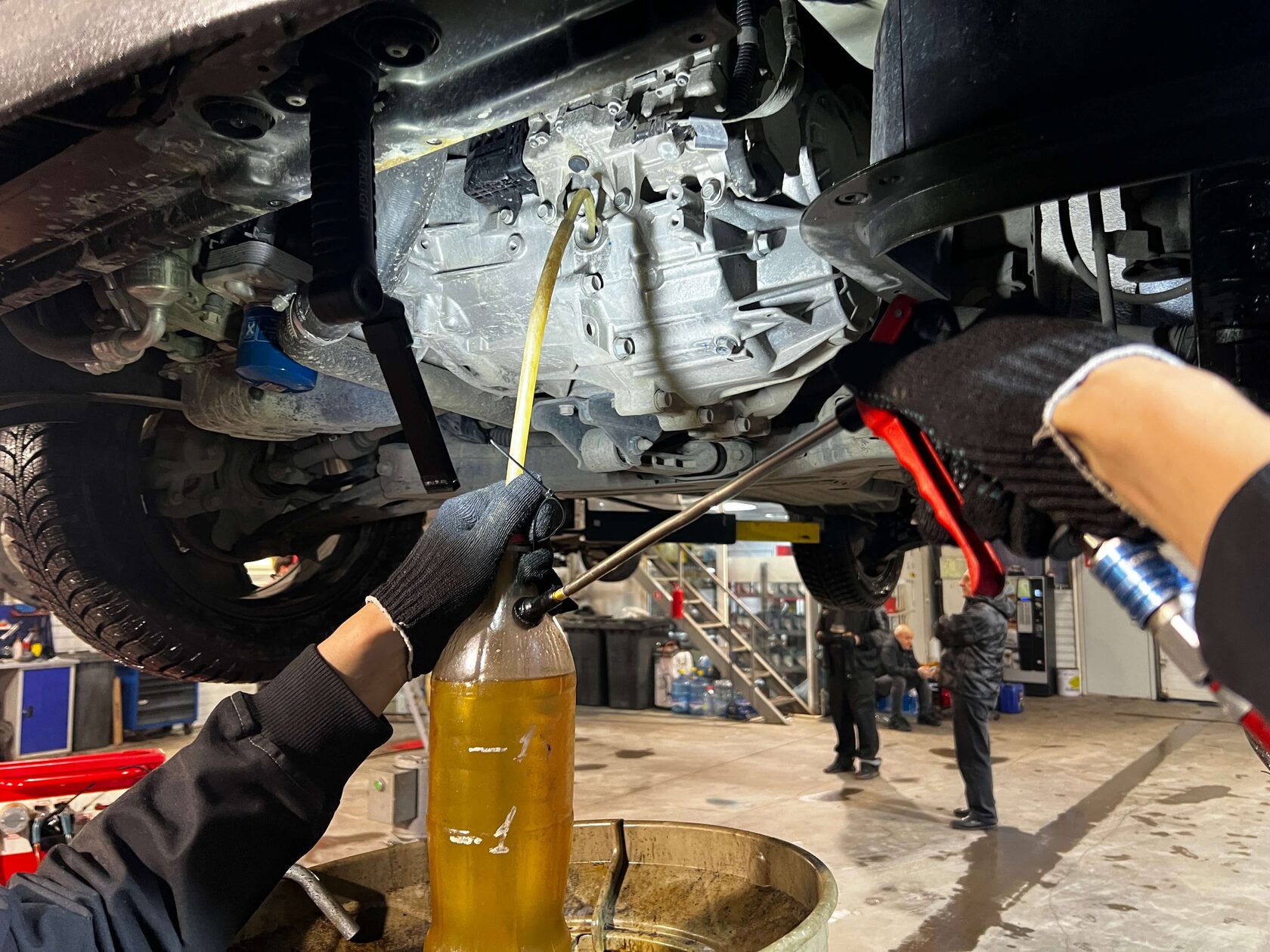 Залив нового масла Motul в робот Hyundai