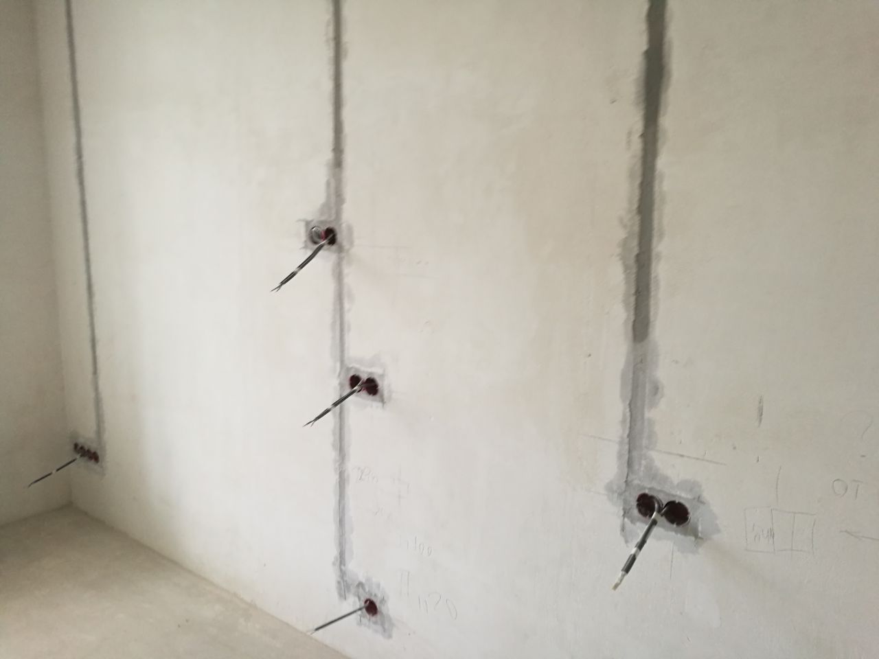 установка врезных розеток в бетонную стену