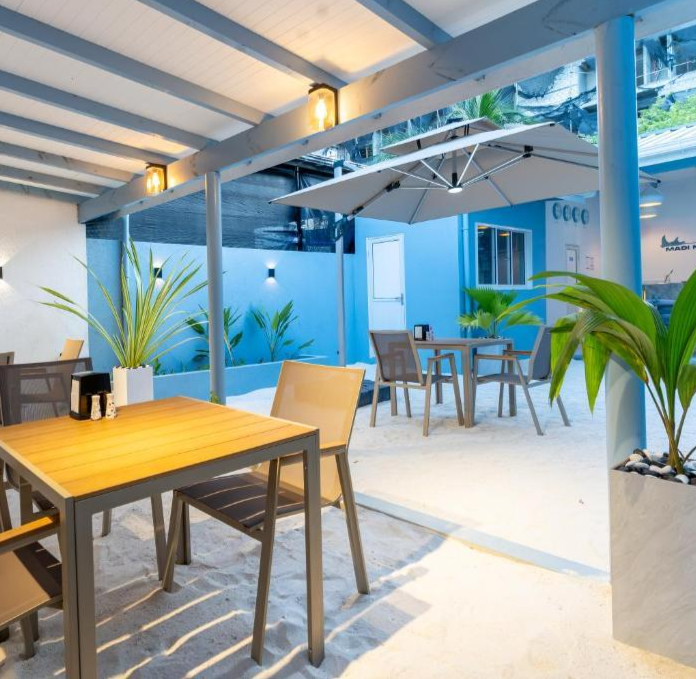 Терраса и двор Madi Maldives