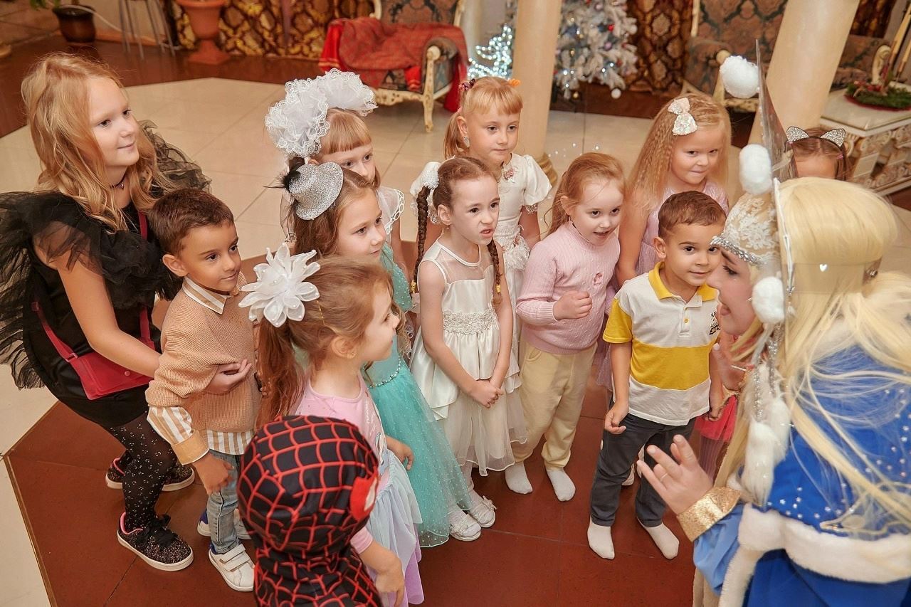 Дети в гостях у Деда Мороза