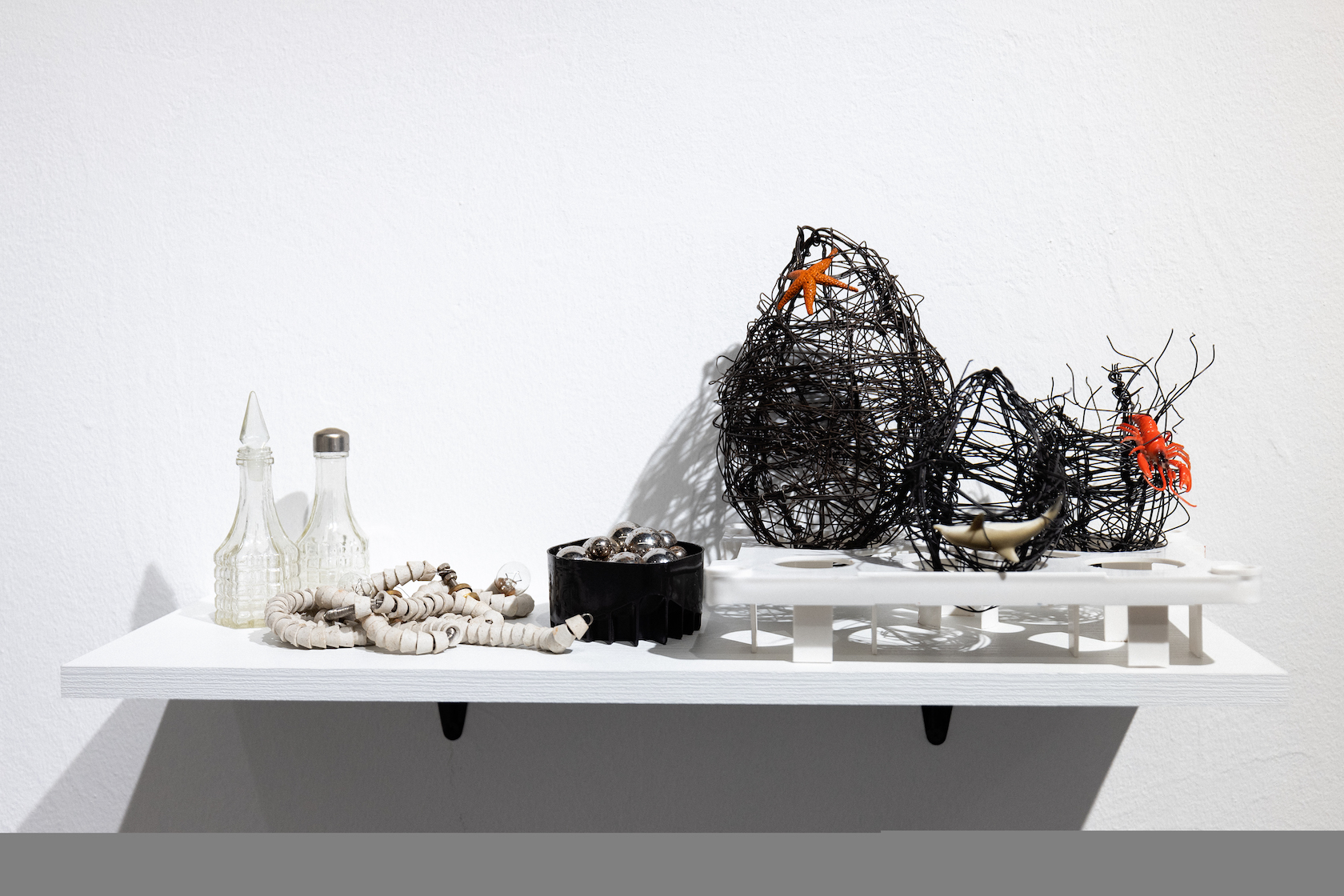 Фрагмент экспозиции Постфактум Владислава Титаева в галерее Most Wanted. Живопись, инсталляция, графика, объекты, смешанная техника