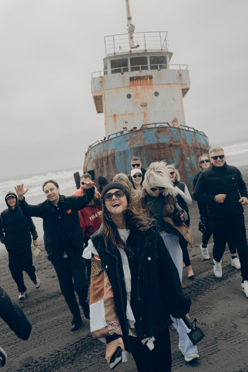 Участники RESET TRIP у корабля на чёрном пляже
