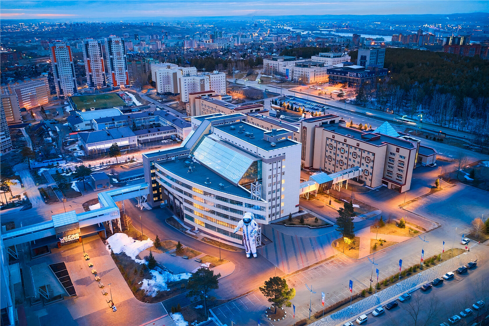 Красноярский университет. СФУ В городе Красноярске фото. Картинки Космонавтов крас. Волга фото возле СФУ Красноярск. Новость Красноярск космонавт.