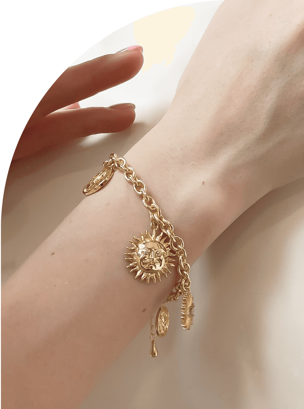 Девушка в браслете с магическими символами