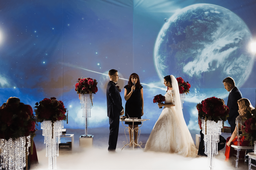 Свадебный подиум жениха и невесты фото