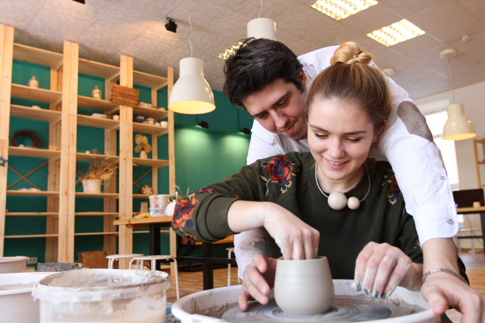 гончарная мастерская мытищи. композиция мастерская гончарная. гончарная мастерская подольск. гончарная мастерская москва. мастер класс гончарное дело.