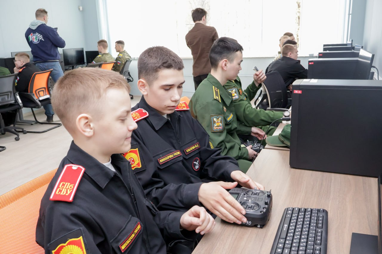 Курсанты Военно‑космической академии им. А. Ф. Можайского и Михайловской военной артиллерийской академии на товарищеском турнире по управлению дронами в честь 81-летия Великой Победы